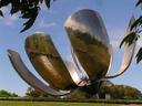 A huge flower statue that opens at dawn and closes at dusk in a Recoleta park.